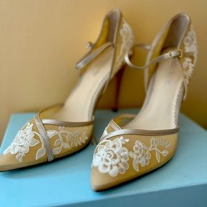 I am selling gently used wedding shoes. Comes with heel protectors in box.